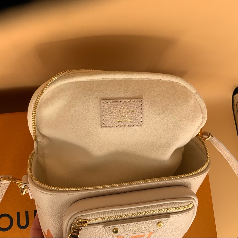 LOUIS VUITTON BUMBAG MINI MONOGRAM By The Pool *Excellent Condition* - Picture 8 of 12